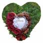 Preview: Moosherz Grabschmuck in Rot mit Inschrift "Es bleibt die Erinnerung"