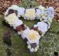 Preview: Grabschmuck Herz  mit cremefarbigen und weißen Rosen und kleinem Engel