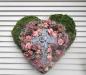 Preview: Grabherz aus Moos und vielen kleinen borrosafarbigen Rosen und einem großen Kreuz in der Mitte