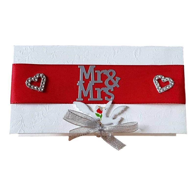 Geschenkbox  dekoriert mit Aufschrift Mr. & Mrs