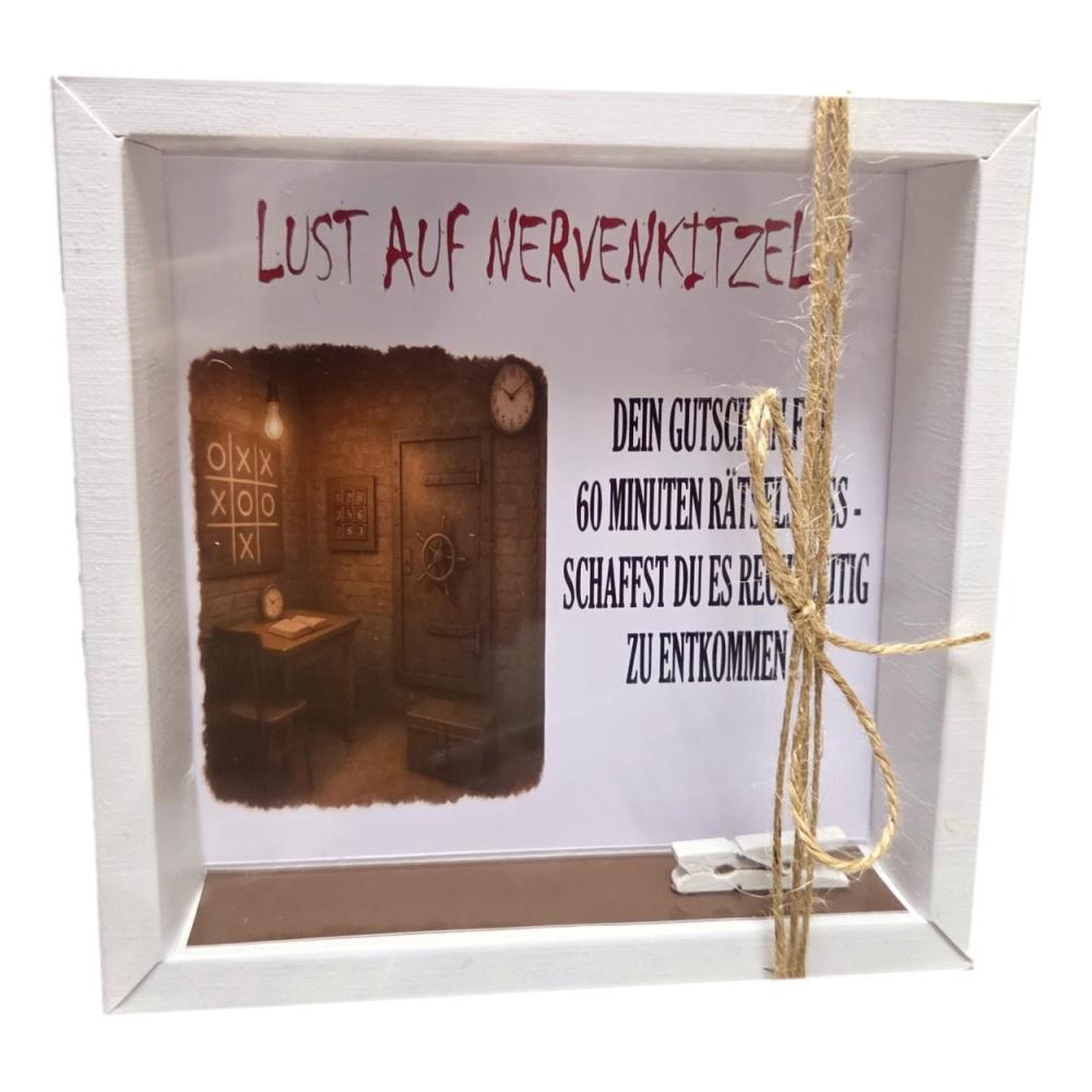 Weiße Geschenkbox mit transparenter Abdeckung und Escape-Room-Motiv als kreative Verpackung für Gutschein oder Geldgeschenk.