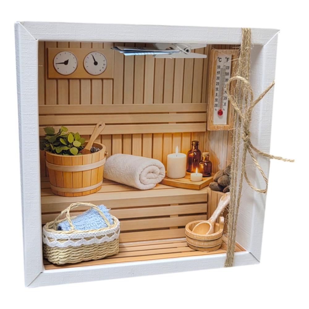 Wellness Geschenkbox Sauna-Szene mit Handtuch, Kerzen und Holzaccessoires – Geschenkidee für Entspannung, Erholung und Auszeit