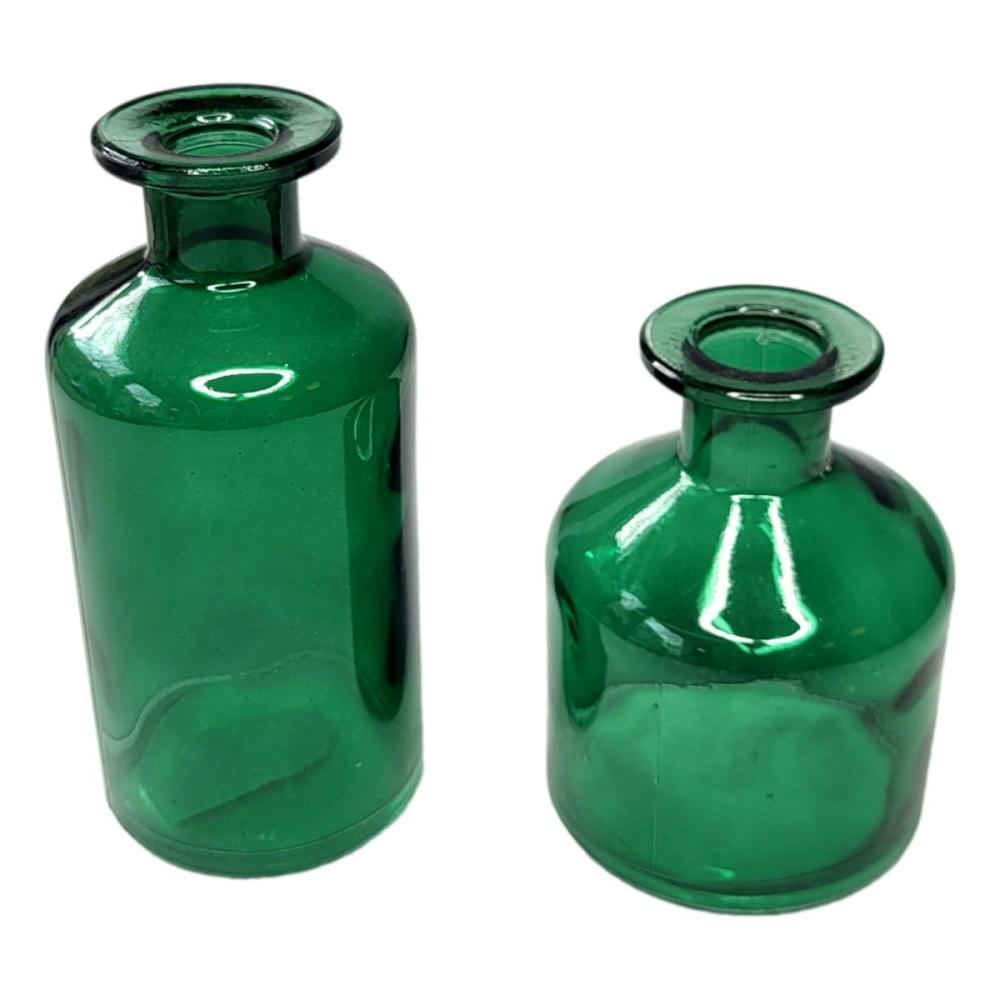 2 grüne Glasvasen in Apothekerform