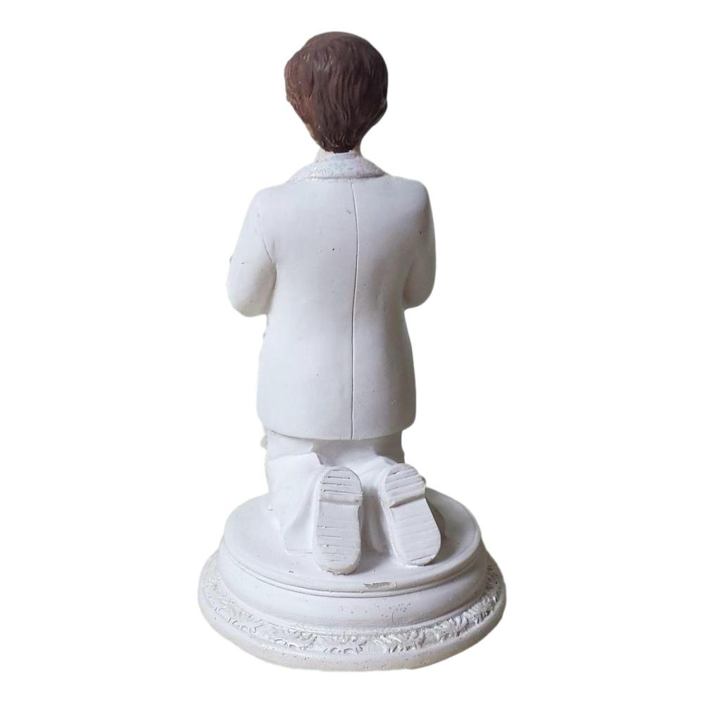 Preview: Junge in weißem Anzug,hintere Ansicht. Tortenfigur Konfirmation