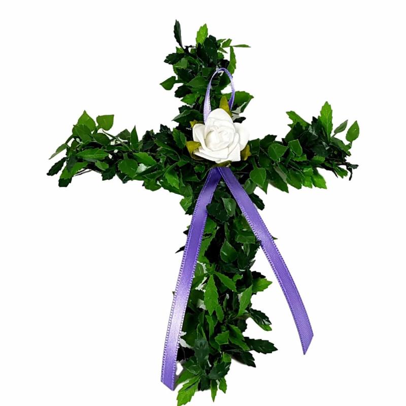 Kreuz mit fliederfarbigem Satinband und weißer Rose