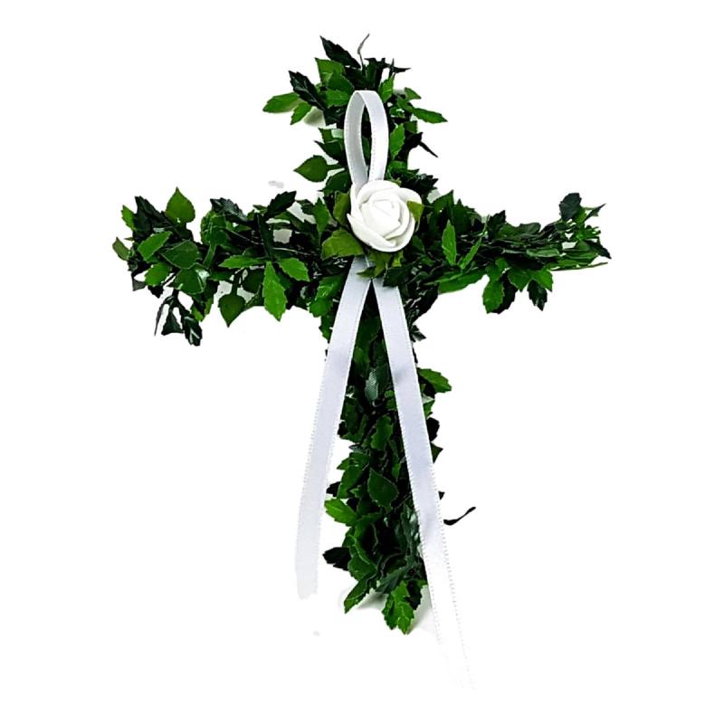Kreuz mit weißen Bändern. Deko zur Taufe