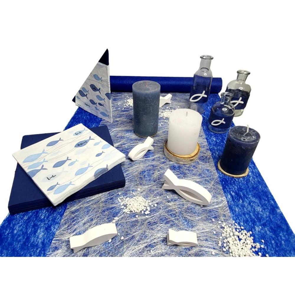 Tischdekoration in Blau mit Fischen, Vasen und Kerzen