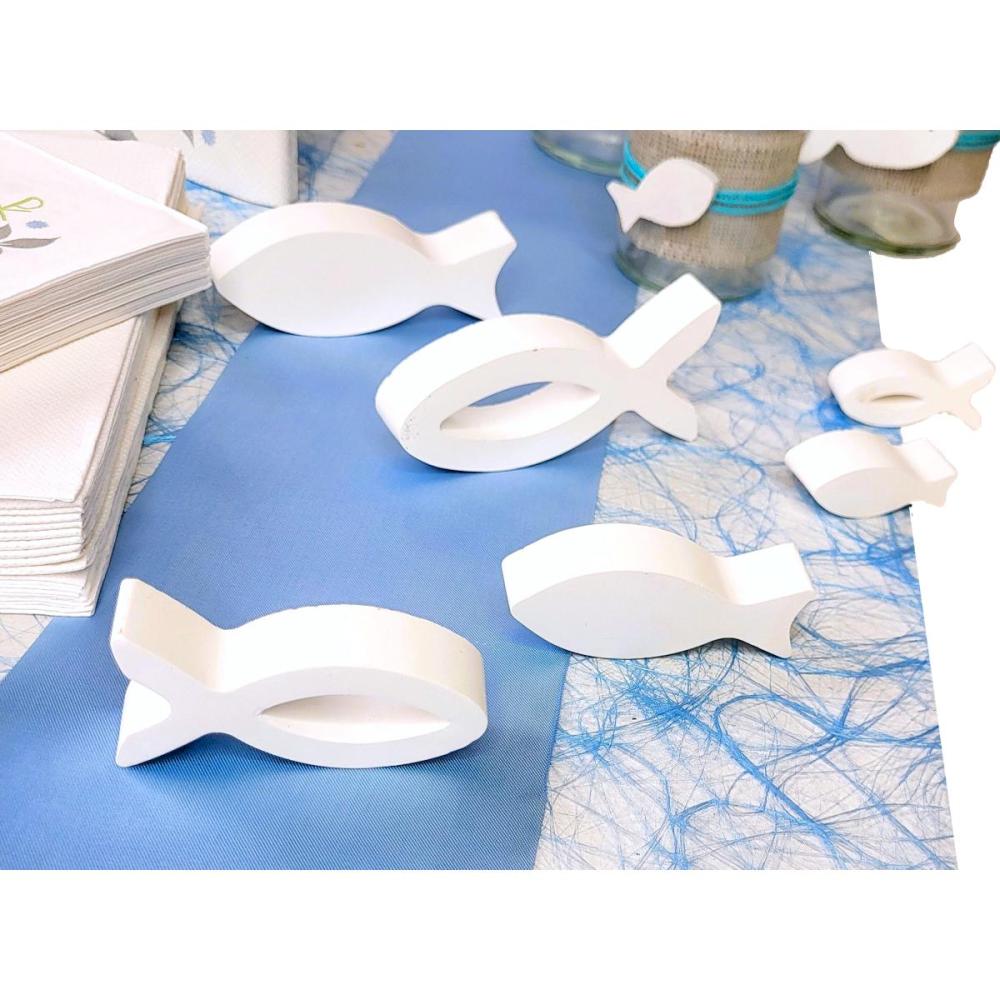 Weiße Fische auf hellbauem Tischband