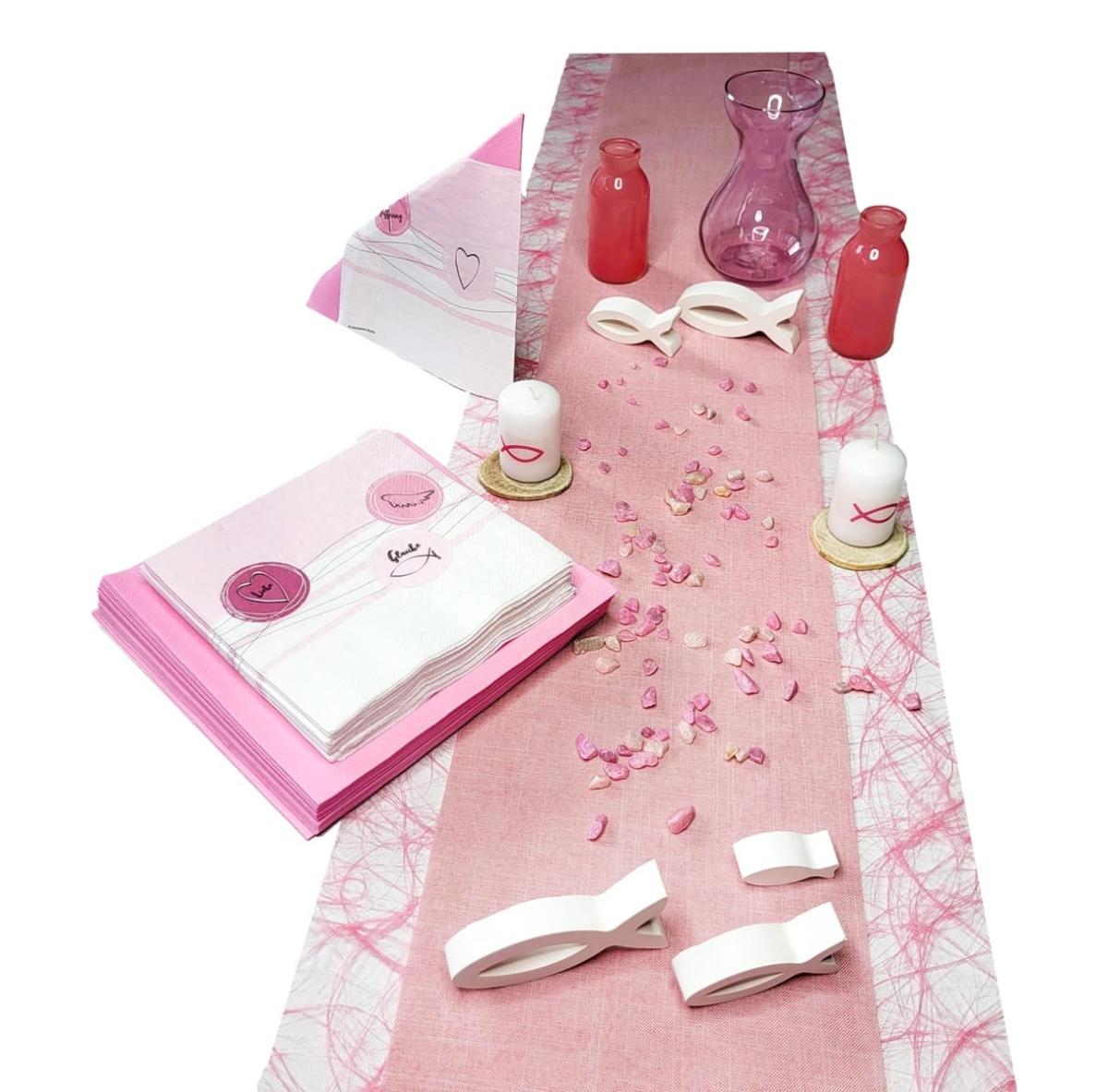 Tischdekoration in Rosa .Abgebildet sind ein Tischband, Fische, Servietten  Baumscheiben mit Kerzen
