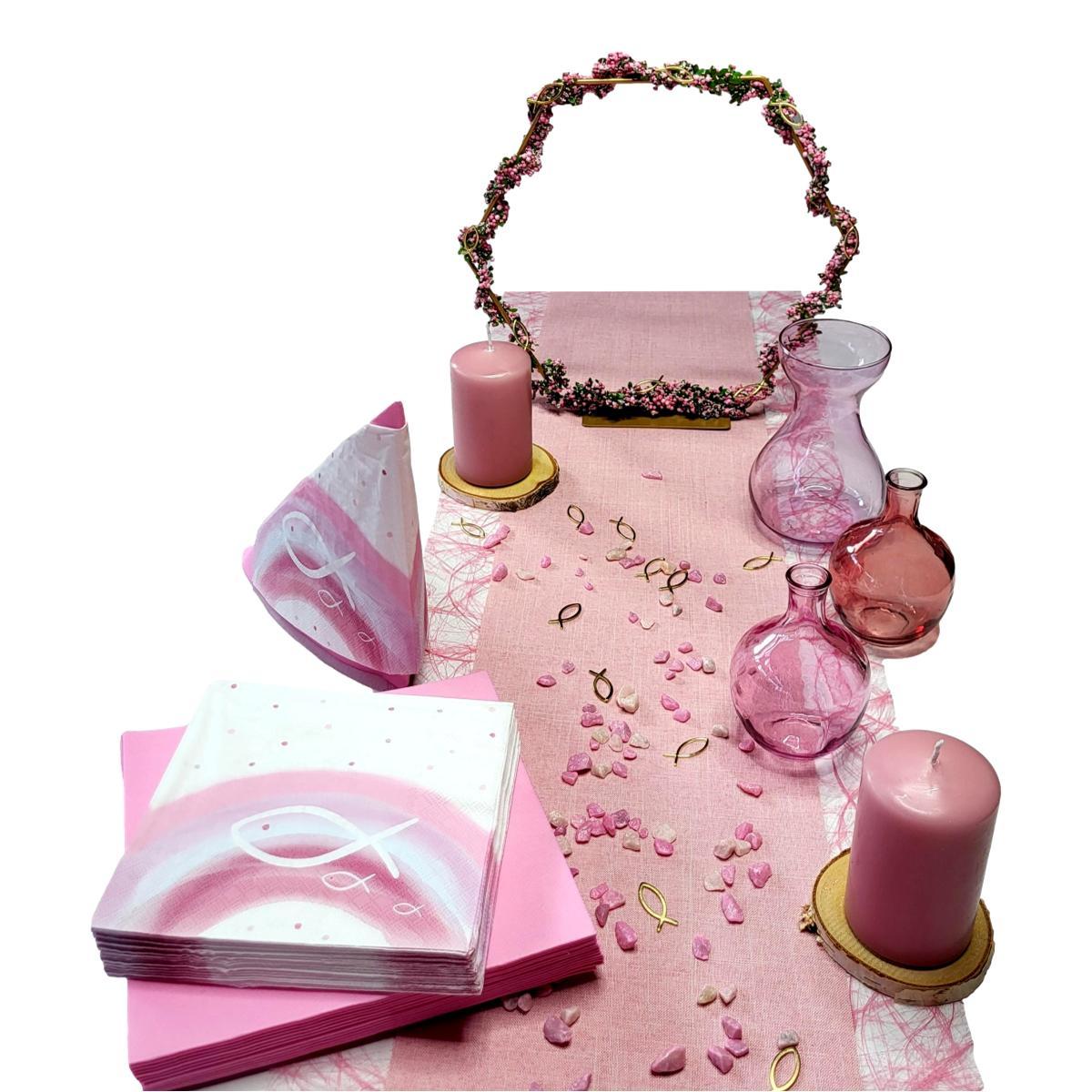 Tischdekoration in Rosa .Abgebildet sind ein Tischband, Fische, Servietten  Baumscheiben mit Kerzen