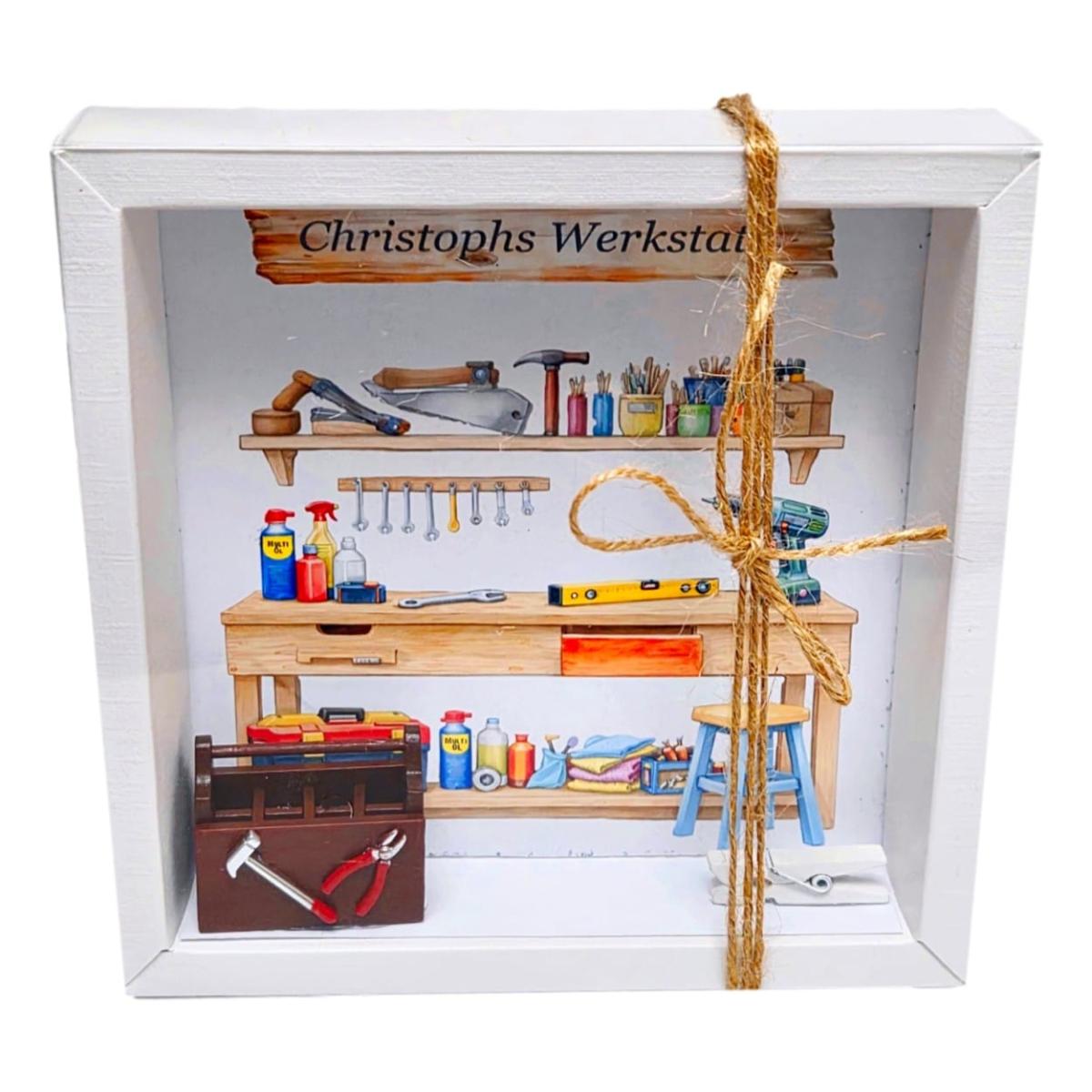 Personalisierte Geldgeschenkbox im Werkstatt-Design mit Werkzeugbank und Namensschild für Handwerker
