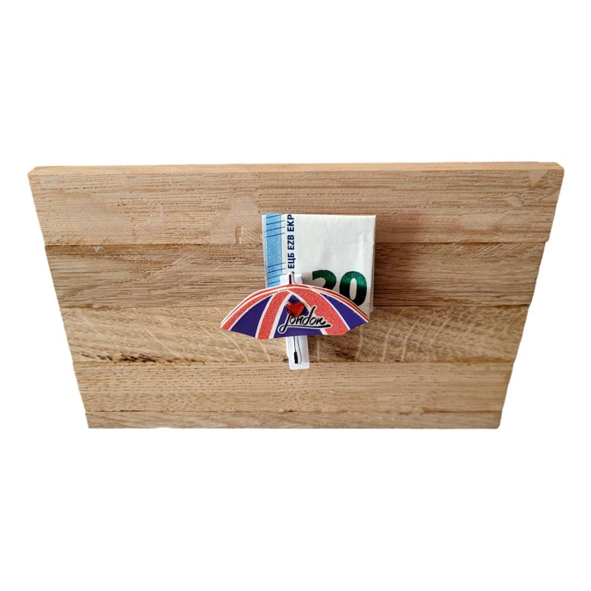 Rückseite des Holz-Dioramas mit kleiner Holzklammer für Geldschein