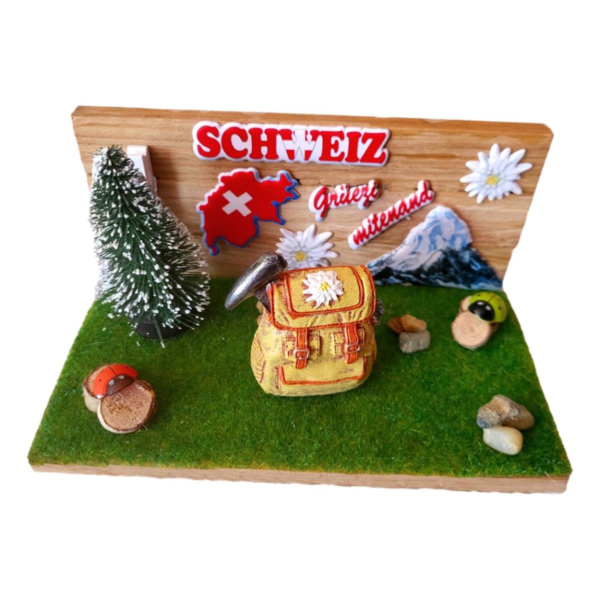Holz-Diorama Schweiz mit Bergmotiv und Wanderrucksack