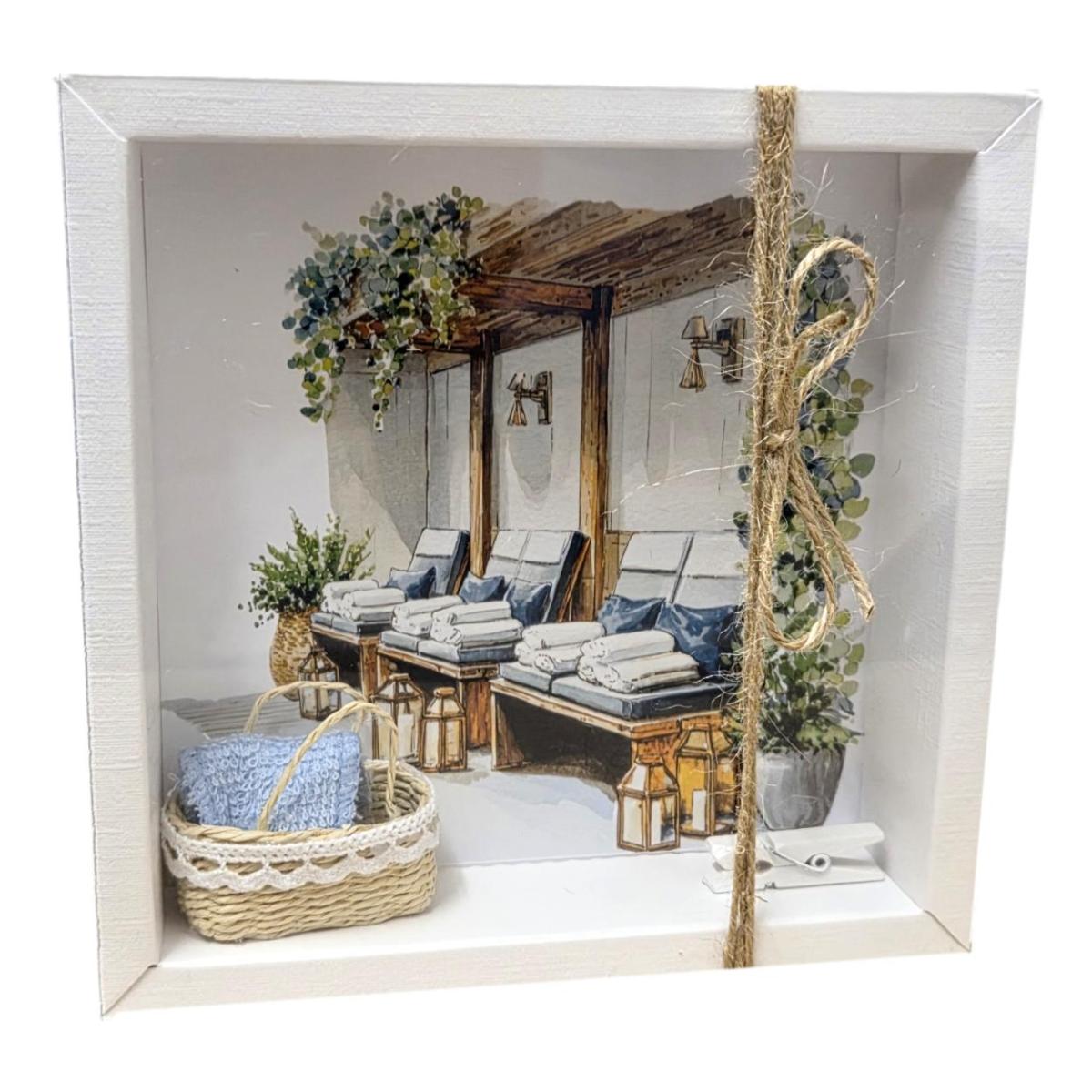 Geldgeschenk Verpackung Wellness Sauna mit dekorativer Wellnessszene, Liegen, Handtüchern und kleinem Korb in weißer Geschenkbox