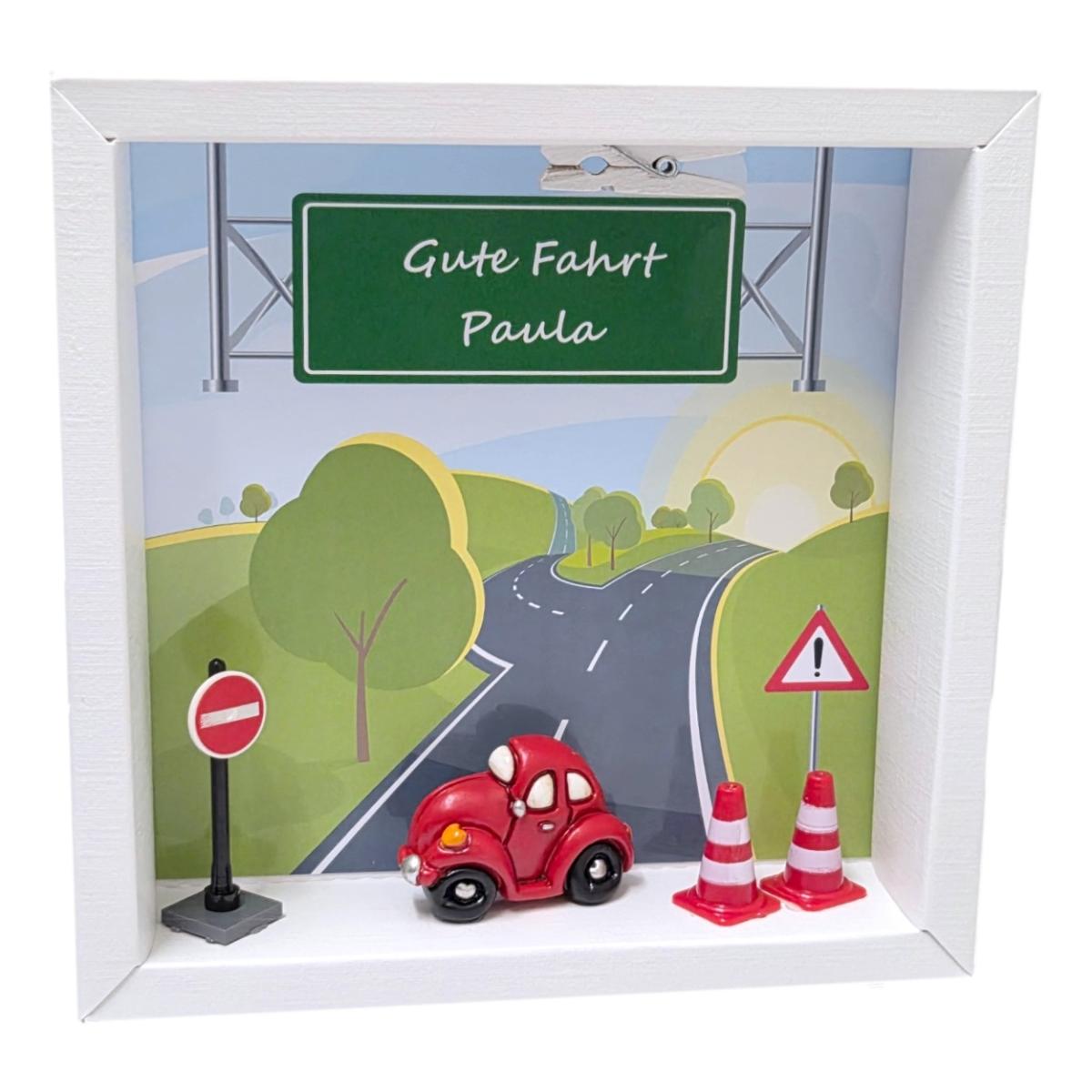 Strasse mit Verkehrsschildern und Auto