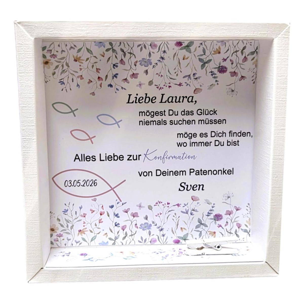 Weiße Geschenkkartonage Konfirmation mit zartem Blumenmuster und Fischsymbol, personalisierbar mit Name und Datum, innen mit Holzklammer.