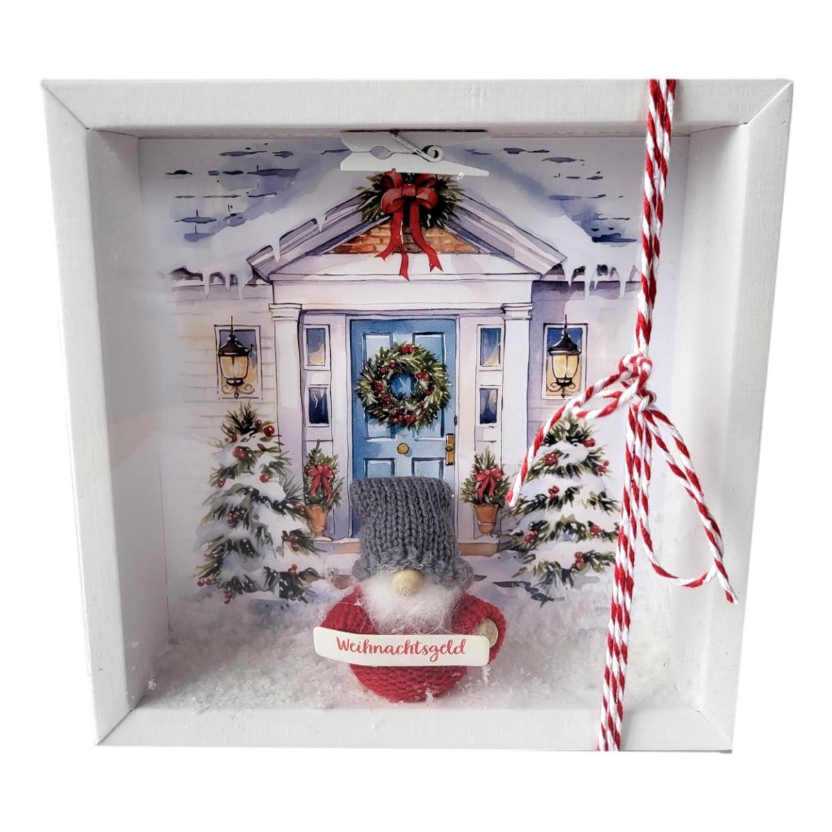 Geldgeschenk Verpackung Weihnachten mit Winterhaus-Motiv und Wichtelfigur in dekorierter Geschenkbox