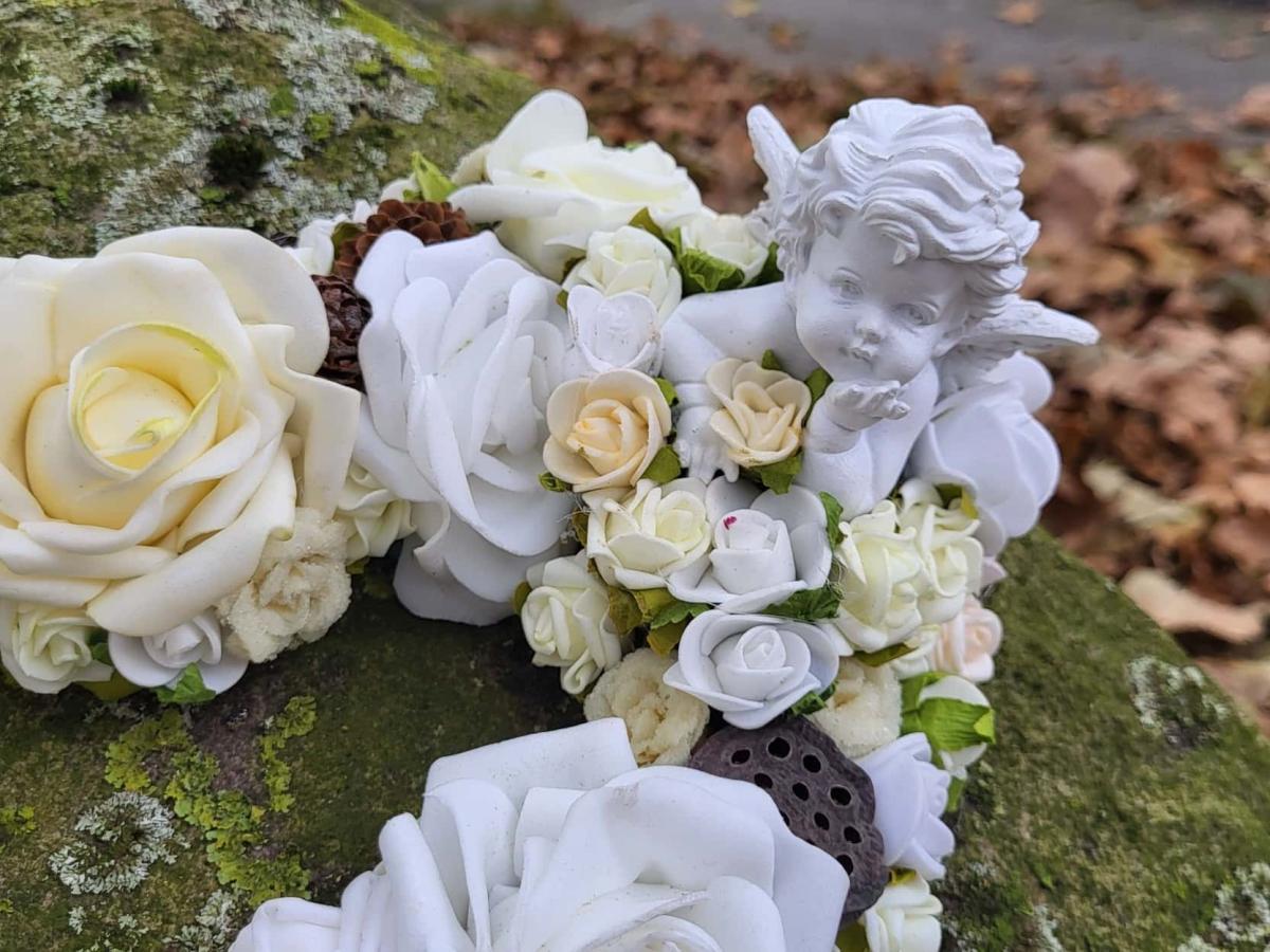 Grabschmuck mit Engel