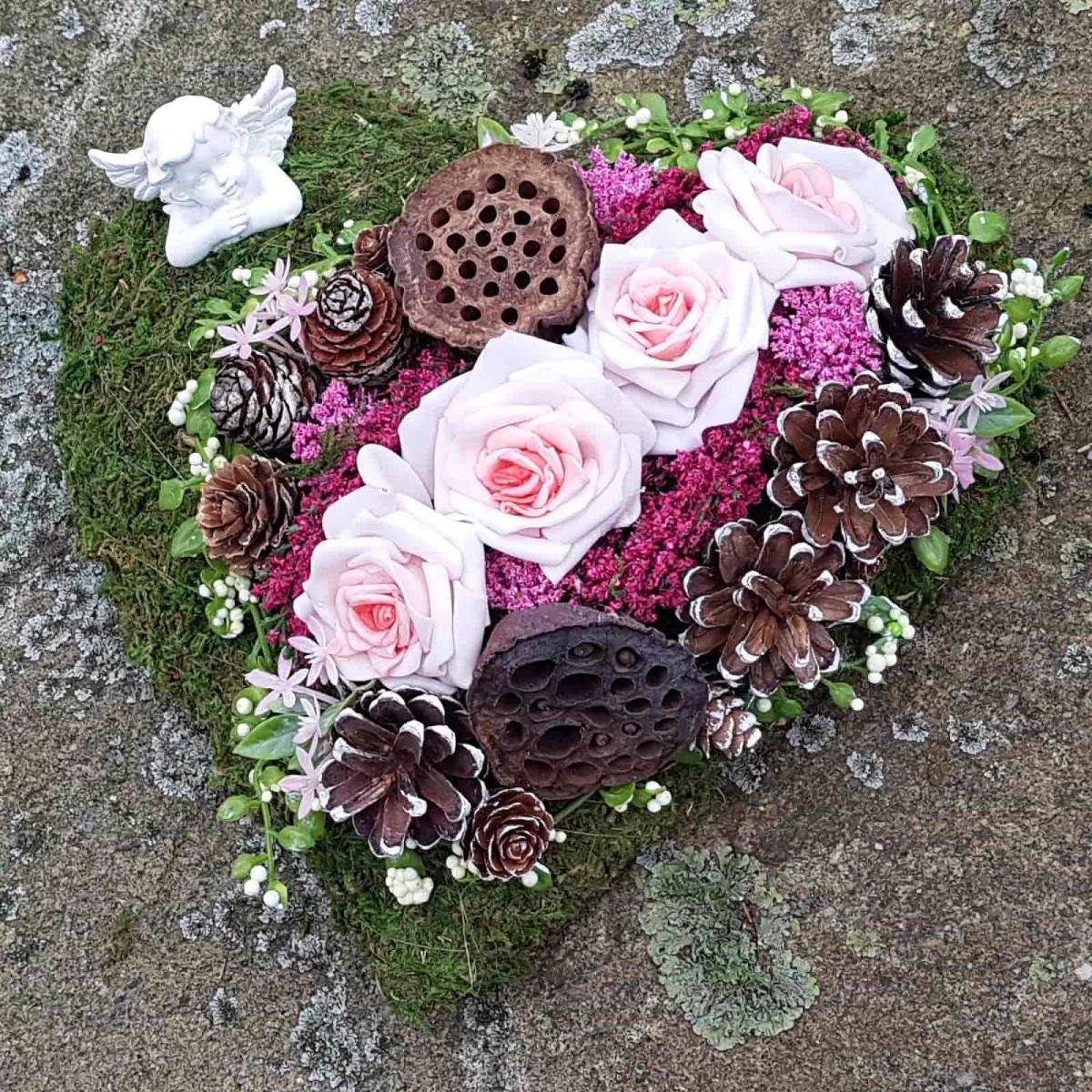 Moosherz rosa Rosen mit Engel Grabschmuck