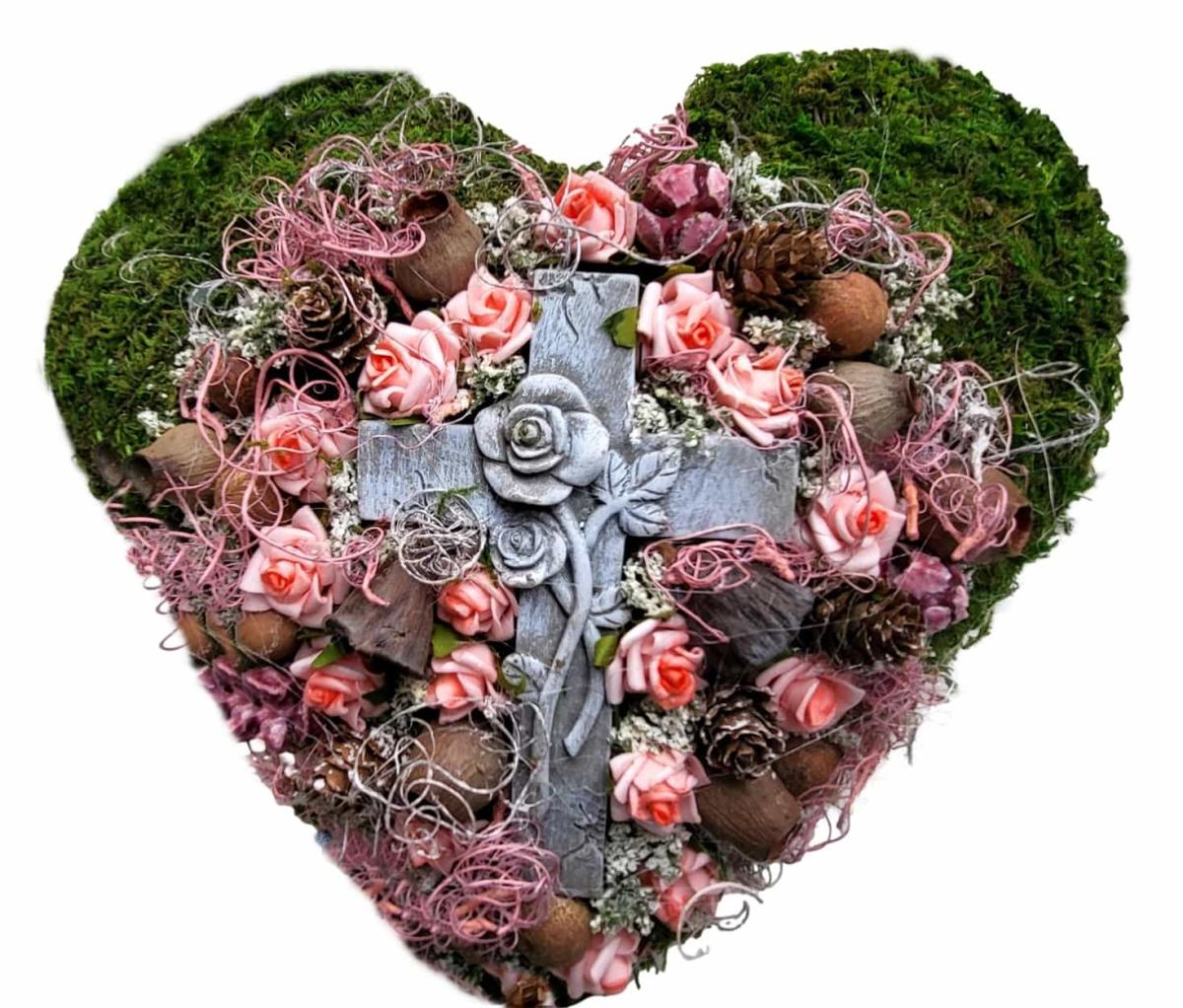 Grabschmuck Herz mit vielen rosafarbigen Rosen und großem Kreuz in der Mitte