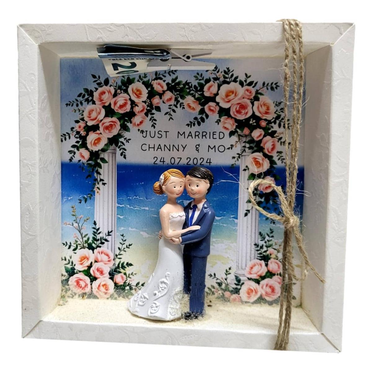 Romantische Erinnerungsbox zur Hochzeit mit Brautpaar-Figur und Rosenbogen
