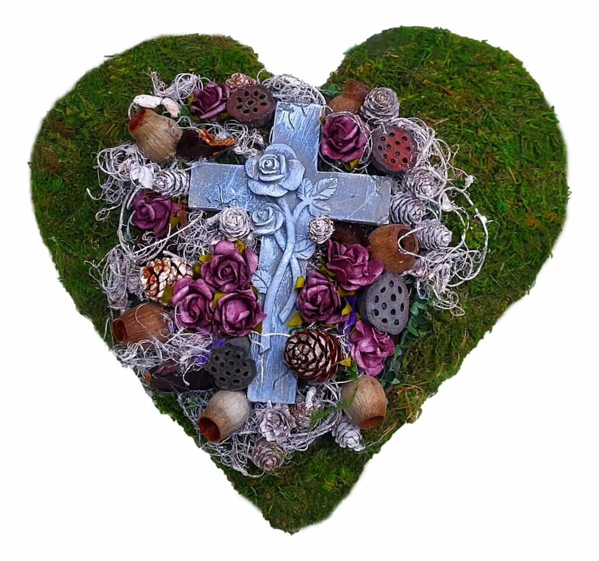Grabschmuck Herz mit vielen bordeauxfarbigen Rosen und großem Kreuz in der Mitte