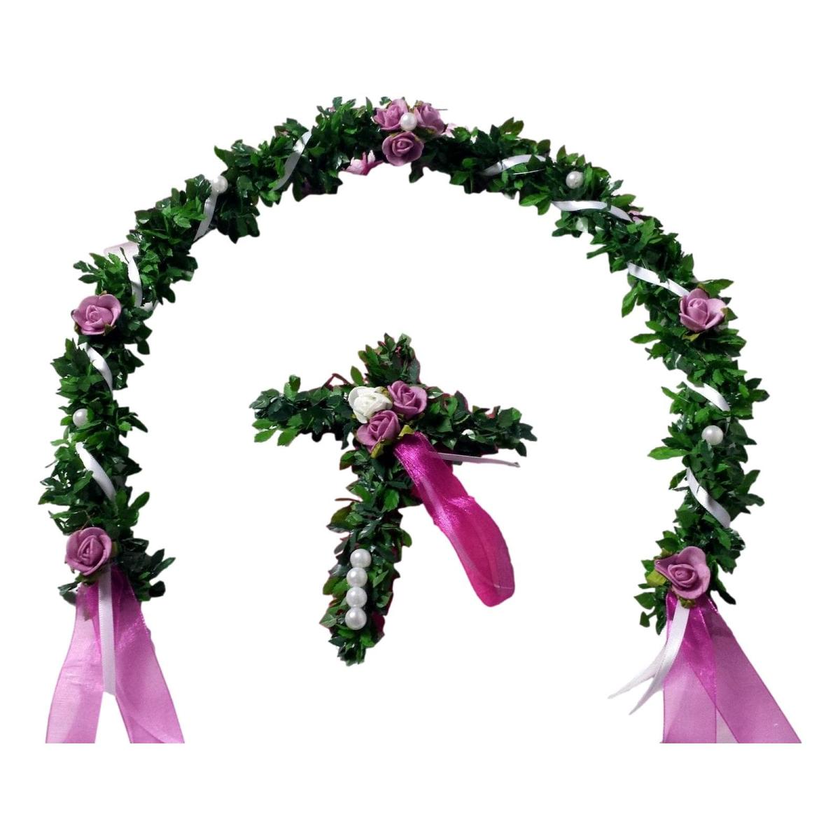 Ehrenplatzdekoration mit Kreuz zur Kommunion