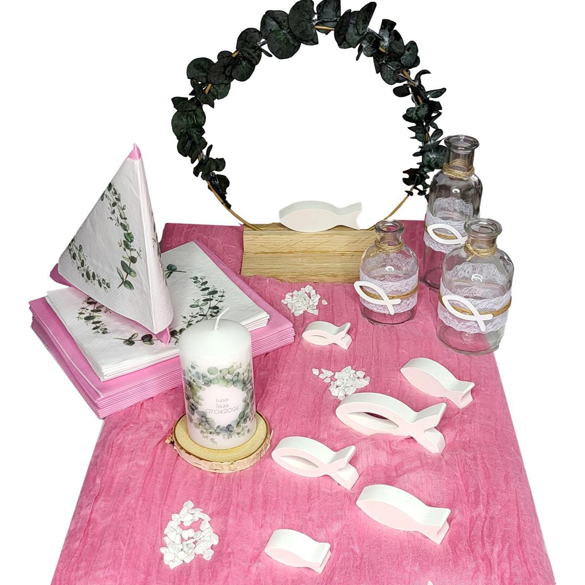 Tischdekoration in Rosa .Abgebildet sind ein Tischband, Fische, Servietten Baumscheibe mit personalisierter Kerze