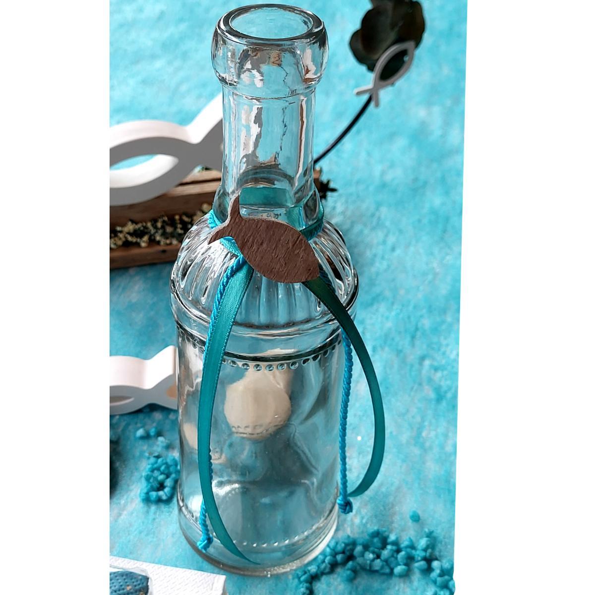 Dekorierte Vase auf türkisem Tischband